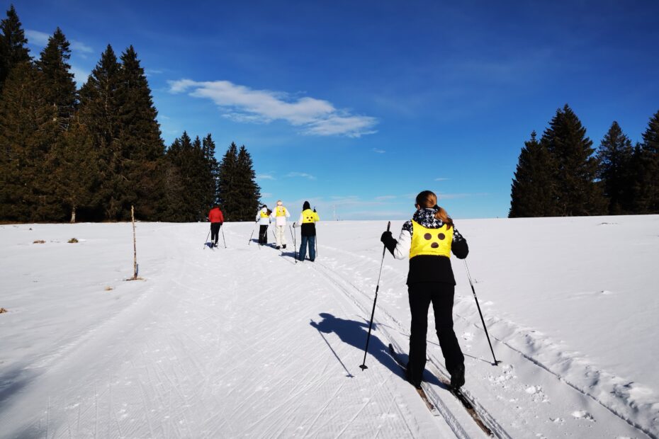 Foto vom Kurs 2025, vier SkifahrerInnen in der Loipe