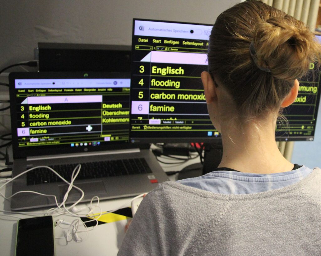 Arbeit mit Excel mit inversem Schema und großem Monitor